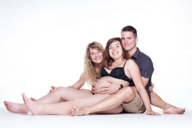 Babybauch-Shooting-Familienglück-werdender-Papa-Hände-am-Bauch